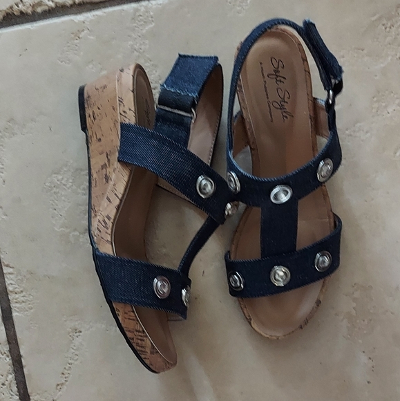 Like New Soft Style by Hush Puppies Denim Look with Accents - Picture 2 of 3